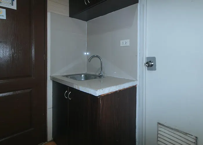 Maine Residences Leveriza By Reddoorz Hotel Manila